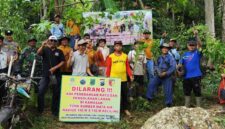 Foto: Aparat TNI, Polri, Perhutani, pemerintah desa, dan warga menunjukkan bibit tanaman usai kegiatan penanaman pohon di kawasan hutan lindung sekitar sumber mata air Ingas Winong, Desa Ngulanwetan, Kecamatan Pogalan, Kabupaten Trenggalek