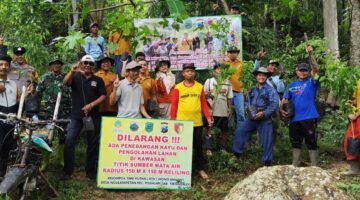 Foto: Aparat TNI, Polri, Perhutani, pemerintah desa, dan warga menunjukkan bibit tanaman usai kegiatan penanaman pohon di kawasan hutan lindung sekitar sumber mata air Ingas Winong, Desa Ngulanwetan, Kecamatan Pogalan, Kabupaten Trenggalek