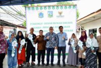 Foto: Wali Kota Jakarta Pusat menyerahkan simbolis kunci rumah kepada warga penerima manfaat program bedah rumah dhuafa korban kebakaran di RT 016/RW 01, Kelurahan Bungur, Kecamatan Senen, Jakarta, Kamis (15/1/2026)