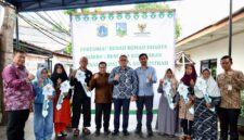 Foto: Wali Kota Jakarta Pusat menyerahkan simbolis kunci rumah kepada warga penerima manfaat program bedah rumah dhuafa korban kebakaran di RT 016/RW 01, Kelurahan Bungur, Kecamatan Senen, Jakarta, Kamis (15/1/2026)