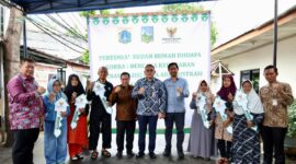 Foto: Wali Kota Jakarta Pusat menyerahkan simbolis kunci rumah kepada warga penerima manfaat program bedah rumah dhuafa korban kebakaran di RT 016/RW 01, Kelurahan Bungur, Kecamatan Senen, Jakarta, Kamis (15/1/2026)