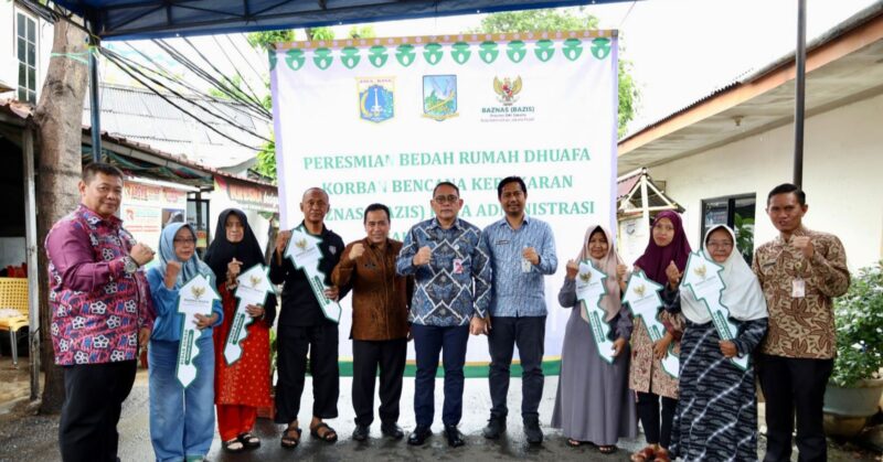 Foto: Wali Kota Jakarta Pusat menyerahkan simbolis kunci rumah kepada warga penerima manfaat program bedah rumah dhuafa korban kebakaran di RT 016/RW 01, Kelurahan Bungur, Kecamatan Senen, Jakarta, Kamis (15/1/2026)