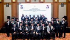 Foto: Pengurus Dewan Pimpinan Pusat Dewan Pergerakan Advokat Republik Indonesia (DePA-RI) bersama para advokat yang baru dilantik berfoto bersama usai acara Pengangkatan Advokat DePA-RI dan Forum Diskusi “Advokat dalam Transisi Hukum Nasional” di Hotel Santika Semarang