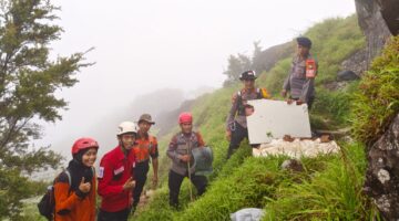 Foto: Personel Tim SAR Gabungan menunjukkan bagian puing pesawat ATR 42-500 yang ditemukan di lereng Gunung Bulusaraung, Kecamatan Balocci, Kabupaten Pangkep, Sulawesi Selatan, Minggu (18/1/2026)