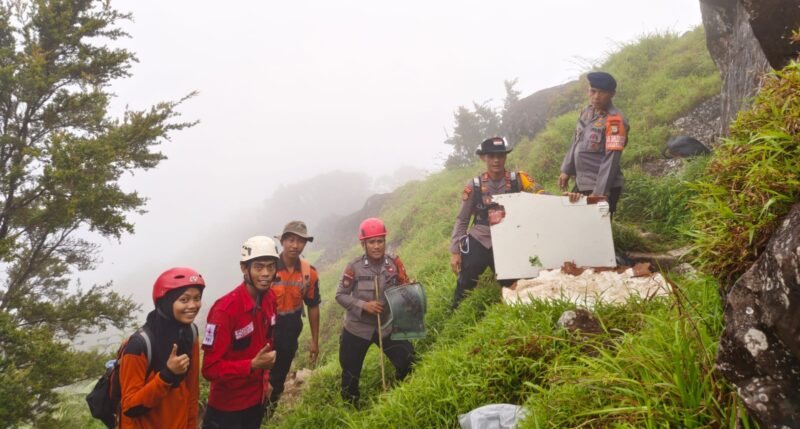 Foto: Personel Tim SAR Gabungan menunjukkan bagian puing pesawat ATR 42-500 yang ditemukan di lereng Gunung Bulusaraung, Kecamatan Balocci, Kabupaten Pangkep, Sulawesi Selatan, Minggu (18/1/2026)