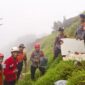 Foto: Personel Tim SAR Gabungan menunjukkan bagian puing pesawat ATR 42-500 yang ditemukan di lereng Gunung Bulusaraung, Kecamatan Balocci, Kabupaten Pangkep, Sulawesi Selatan, Minggu (18/1/2026)