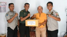 Foto: Kapenrem Penrem 081/DSJ Mayor Inf Ismail (kedua kiri) bersama personel Penrem 081/DSJ berfoto usai menyerahkan tali asih kepada purnatugas ASN dalam kegiatan anjangsana di Kabupaten Magetan, Selasa (20/1/2026)
