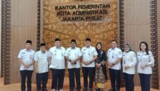 Foto: Wakil Gubernur DKI Jakarta berfoto bersama jajaran Pemerintah Kota Administrasi Jakarta Pusat usai menyapa ASN di Kantor Wali Kota Jakarta Pusat, Rabu
