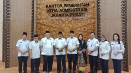 Foto: Wakil Gubernur DKI Jakarta berfoto bersama jajaran Pemerintah Kota Administrasi Jakarta Pusat usai menyapa ASN di Kantor Wali Kota Jakarta Pusat, Rabu