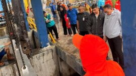 Foto: Wali Kota Administrasi Jakarta Pusat meninjau langsung operasional Rumah Pompa Kali Item, Kecamatan Kemayoran, guna memastikan kinerja pompa air dan pintu air berfungsi optimal dalam pengendalian banjir.