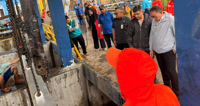 Foto: Wali Kota Administrasi Jakarta Pusat meninjau langsung operasional Rumah Pompa Kali Item, Kecamatan Kemayoran, guna memastikan kinerja pompa air dan pintu air berfungsi optimal dalam pengendalian banjir.