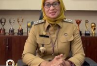 Foto: Iin Mutmainnah menyampaikan ucapan selamat Milad ke-6 Relawan Antar Generasi (RANGER) di ruang kerjanya, Kantor Wali Kota Administrasi Jakarta Barat, Kamis (22/1/2026)