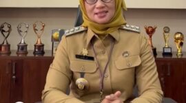 Foto: Iin Mutmainnah menyampaikan ucapan selamat Milad ke-6 Relawan Antar Generasi (RANGER) di ruang kerjanya, Kantor Wali Kota Administrasi Jakarta Barat, Kamis (22/1/2026)