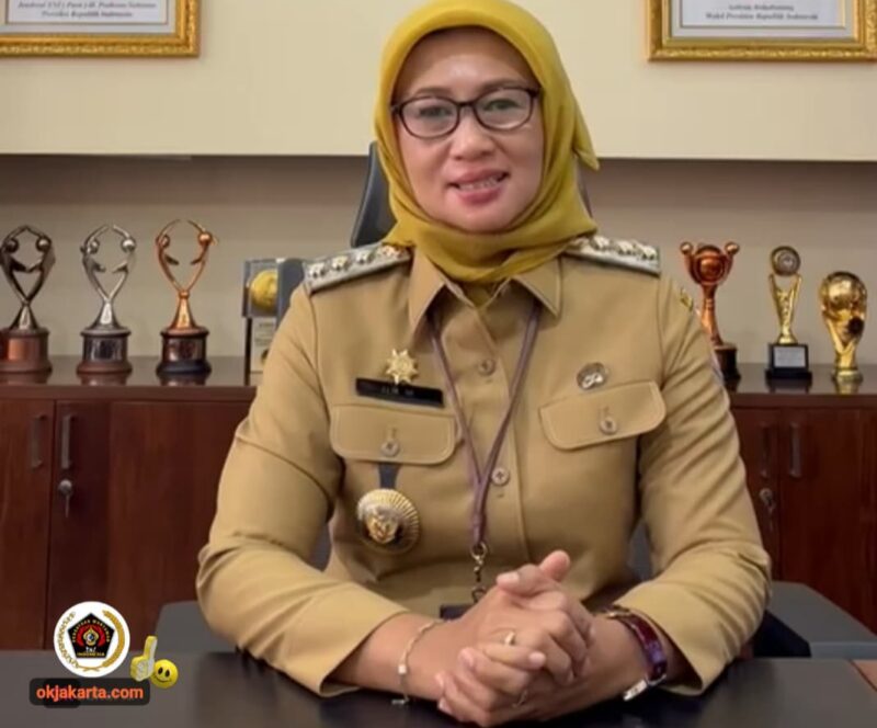 Foto: Iin Mutmainnah menyampaikan ucapan selamat Milad ke-6 Relawan Antar Generasi (RANGER) di ruang kerjanya, Kantor Wali Kota Administrasi Jakarta Barat, Kamis (22/1/2026)