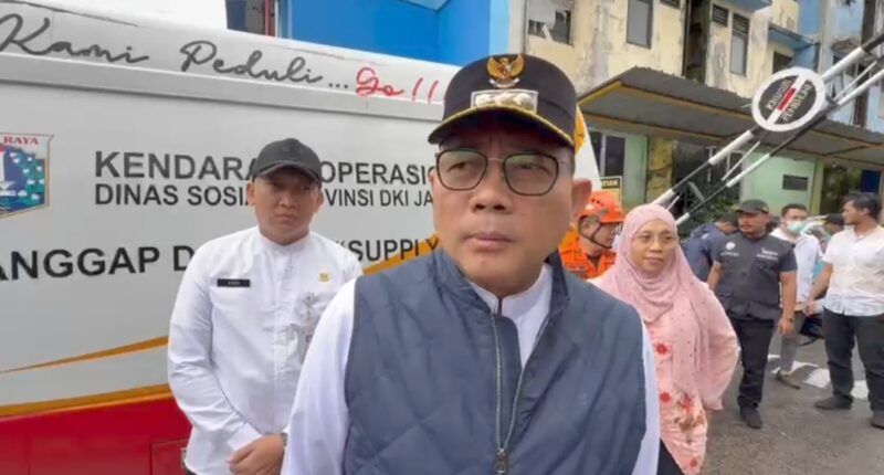 Foto: Wali Kota Jakarta Pusat Arifin meninjau langsung pengungsi terdampak banjir di Kelurahan Karet Tengsin, Kecamatan Tanah Abang, Jakarta Pusat, Jumat (23/1/2026)