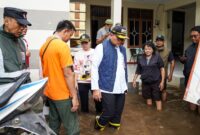 Foto: Wali Kota Jakarta Pusat Arifin menyapa warga saat meninjau langsung permukiman terdampak luapan Kali Krukut di RW 01, RT 09, Kelurahan Bendungan Hilir, Kecamatan Tanah Abang, Jakarta, Jumat (23/1/2026)