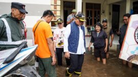 Foto: Wali Kota Jakarta Pusat Arifin menyapa warga saat meninjau langsung permukiman terdampak luapan Kali Krukut di RW 01, RT 09, Kelurahan Bendungan Hilir, Kecamatan Tanah Abang, Jakarta, Jumat (23/1/2026)