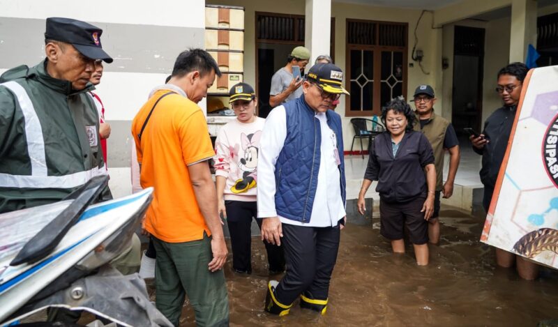 Foto: Wali Kota Jakarta Pusat Arifin menyapa warga saat meninjau langsung permukiman terdampak luapan Kali Krukut di RW 01, RT 09, Kelurahan Bendungan Hilir, Kecamatan Tanah Abang, Jakarta, Jumat (23/1/2026)