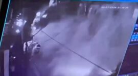 Foto: Rekaman CCTV memperlihatkan detik-detik ambruknya bangunan GOR Serdang