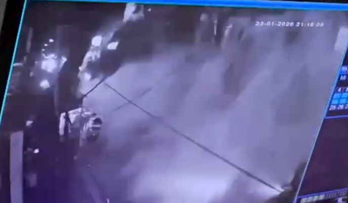 Foto: Rekaman CCTV memperlihatkan detik-detik ambruknya bangunan GOR Serdang