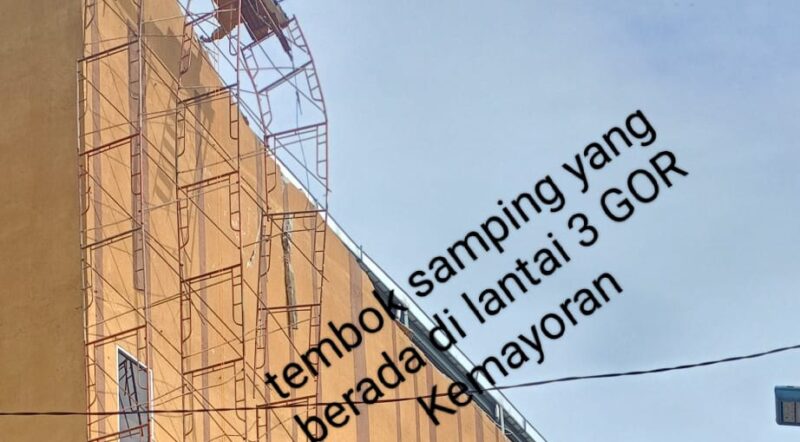 Foto: Kondisi bangunan GOR Serdang tampak mengalami kerusakan pada bagian samping dan atap lantai tiga