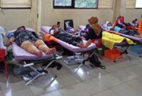 Foto: Sejumlah relawan dan warga mengikuti kegiatan donor darah massal yang digelar Relawan Antar Generasi (RANGER) bekerja sama dengan Palang Merah Indonesia (PMI) di Aula Kantor Kecamatan Palmerah, Jakarta Barat