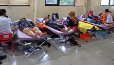 Foto: Sejumlah relawan dan warga mengikuti kegiatan donor darah massal yang digelar Relawan Antar Generasi (RANGER) bekerja sama dengan Palang Merah Indonesia (PMI) di Aula Kantor Kecamatan Palmerah, Jakarta Barat