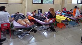 Foto: Sejumlah relawan dan warga mengikuti kegiatan donor darah massal yang digelar Relawan Antar Generasi (RANGER) bekerja sama dengan Palang Merah Indonesia (PMI) di Aula Kantor Kecamatan Palmerah, Jakarta Barat