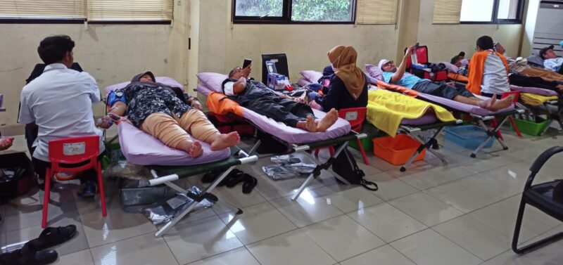 Foto: Sejumlah relawan dan warga mengikuti kegiatan donor darah massal yang digelar Relawan Antar Generasi (RANGER) bekerja sama dengan Palang Merah Indonesia (PMI) di Aula Kantor Kecamatan Palmerah, Jakarta Barat