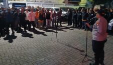 Foto: Kapolsek Tambora Kompol Muhammad Kukuh Islami memberikan arahan kepada personel gabungan TNI, Polri, Satpol PP, dan unsur pemerintah daerah saat Apel Kegiatan Rutin yang Ditingkatkan (KRYD) di Kelurahan Jembatan Lima, Jakarta Barat