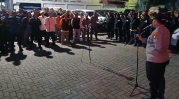 Foto: Kapolsek Tambora Kompol Muhammad Kukuh Islami memberikan arahan kepada personel gabungan TNI, Polri, Satpol PP, dan unsur pemerintah daerah saat Apel Kegiatan Rutin yang Ditingkatkan (KRYD) di Kelurahan Jembatan Lima, Jakarta Barat