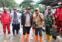 Arifin, Wali Kota Jakarta pusat (tengah) meninjau langsung genangan air di Jalan Letjen Suprapto, Cempaka Putih, Jakarta Pusat, Kamis (29/1/2026)