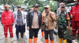 Arifin, Wali Kota Jakarta pusat (tengah) meninjau langsung genangan air di Jalan Letjen Suprapto, Cempaka Putih, Jakarta Pusat, Kamis (29/1/2026)