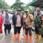 Arifin, Wali Kota Jakarta pusat (tengah) meninjau langsung genangan air di Jalan Letjen Suprapto, Cempaka Putih, Jakarta Pusat, Kamis (29/1/2026)