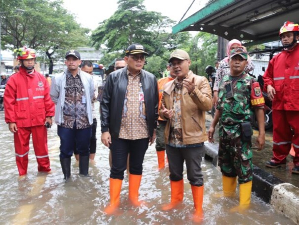 Arifin, Wali Kota Jakarta pusat (tengah) meninjau langsung genangan air di Jalan Letjen Suprapto, Cempaka Putih, Jakarta Pusat, Kamis (29/1/2026)