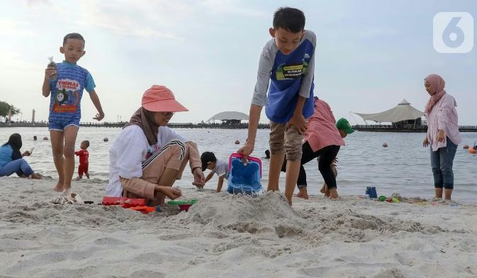 Foto: Warga berwisata di Pantai Lagoon, Taman Impian Jaya Ancol, Jakarta. (Dok-Liputan6.com/Herman Zakharia)