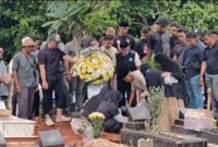 Foto: Suasana pemakaman Bripda Helmi Apriansyah (HA) di TPU Alamulhuda, Bandar Lampung, Minggu (4/1/2026). (Dok-Tribunlampung.co.id/Bayu Saputra)