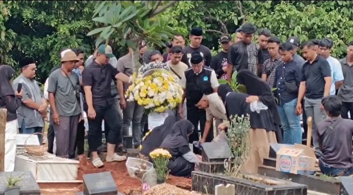 Foto: Suasana pemakaman Bripda Helmi Apriansyah (HA) di TPU Alamulhuda, Bandar Lampung, Minggu (4/1/2026). (Dok-Tribunlampung.co.id/Bayu Saputra)