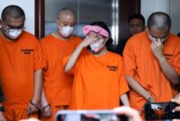 Foto: Petugas mengamankan dua penumpang berinisial HHS dan DM yang membawa cairan mencurigakan dan kemudian diketahui mengandung narkotika jenis MDMA dan Ethomidate, yang diamankan dalam rangkaian operasi Selasa (6/1/2026). (Dok-Istimewa)