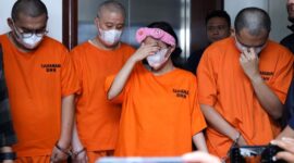 Foto: Petugas mengamankan dua penumpang berinisial HHS dan DM yang membawa cairan mencurigakan dan kemudian diketahui mengandung narkotika jenis MDMA dan Ethomidate, yang diamankan dalam rangkaian operasi Selasa (6/1/2026). (Dok-Istimewa)