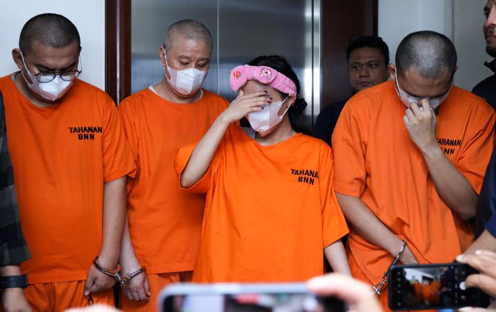 Foto: Petugas mengamankan dua penumpang berinisial HHS dan DM yang membawa cairan mencurigakan dan kemudian diketahui mengandung narkotika jenis MDMA dan Ethomidate, yang diamankan dalam rangkaian operasi Selasa (6/1/2026). (Dok-Istimewa)