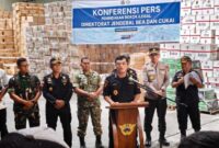Foto: Konferensi pers hasil penggerebekan Gudang Rokok Ilegal Senilai Hampir Rp400 Miliar Digerebek di Pekanbaru, Negara Selamatkan Potensi Kerugian Rp213 Miliar. (Dok-Istimewa)