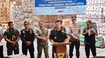 Foto: Konferensi pers hasil penggerebekan Gudang Rokok Ilegal Senilai Hampir Rp400 Miliar Digerebek di Pekanbaru, Negara Selamatkan Potensi Kerugian Rp213 Miliar. (Dok-Istimewa)