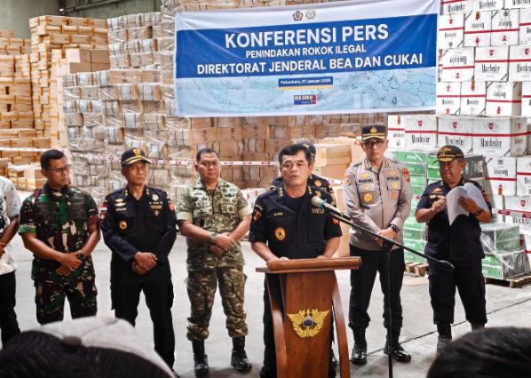 Foto: Konferensi pers hasil penggerebekan Gudang Rokok Ilegal Senilai Hampir Rp400 Miliar Digerebek di Pekanbaru, Negara Selamatkan Potensi Kerugian Rp213 Miliar. (Dok-Istimewa)