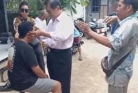 Foto: Terapi gangguan gendang telinga kanan dan kiri oleh Master Ricky. (Dok-Istimewa)