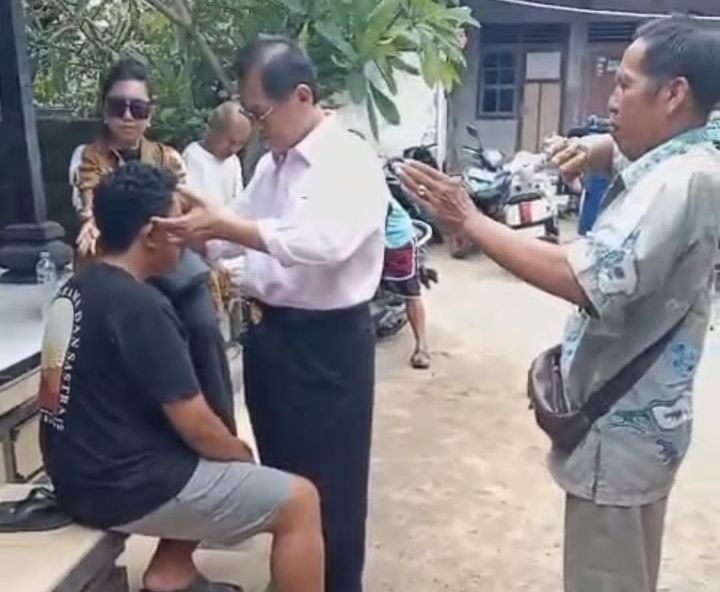 Foto: Terapi gangguan gendang telinga kanan dan kiri oleh Master Ricky. (Dok-Istimewa)