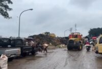 Foto: Pemerintah Kota Administrasi Jakarta Timur terus mengintensifkan penanganan tumpukan sampah di kawasan Pasar Induk Kramat Jati. Memasuki hari keempat penanganan, pada Minggu (11/1/2026). (Dok-MetroTVNews.com/Cony Brilliana)