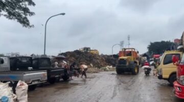 Foto: Pemerintah Kota Administrasi Jakarta Timur terus mengintensifkan penanganan tumpukan sampah di kawasan Pasar Induk Kramat Jati. Memasuki hari keempat penanganan, pada Minggu (11/1/2026). (Dok-MetroTVNews.com/Cony Brilliana)