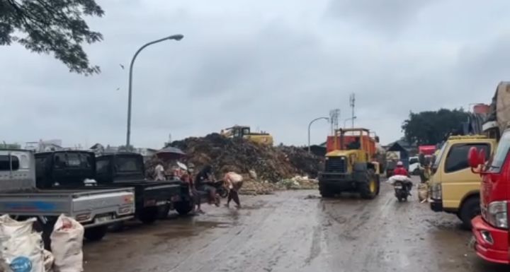 Foto: Pemerintah Kota Administrasi Jakarta Timur terus mengintensifkan penanganan tumpukan sampah di kawasan Pasar Induk Kramat Jati. Memasuki hari keempat penanganan, pada Minggu (11/1/2026). (Dok-MetroTVNews.com/Cony Brilliana)