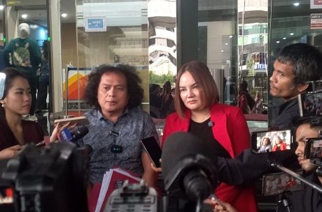 Foto: Konferensi Pers Linda Susanti Didampingi Deolipa Yumara Penuhi Panggilan Dewas KPK, Laporkan Dugaan Penyalahgunaan Wewenang Oknum Penyidik, Selasa (13/1/2026). (Dok-Okj/FN)